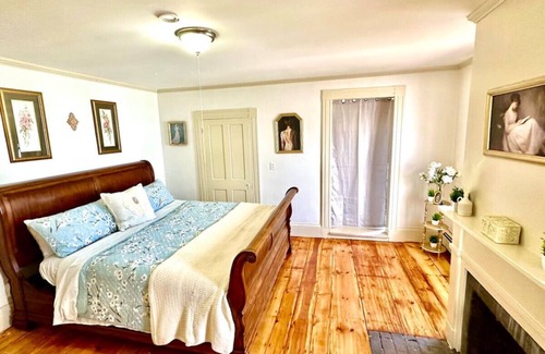 Groton House | The 1828 Carriage House. 5 King & 4 Twin beds.