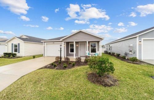 Okahumpka House | The 2BR Golf and Games Residence