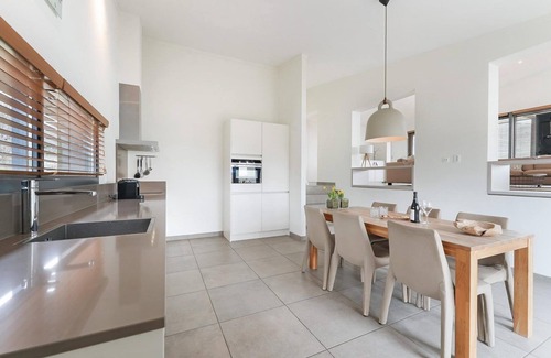 Ouddorp House | The 4 person Villa Super VIP features a luxurious and comfortably furnished interior, terrace with views over the water, perfect with dogs and children.
