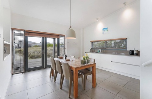 Ouddorp House | The 4 person Villa Super VIP features a luxurious and comfortably furnished interior, terrace with views over the water, perfect with dogs and children.