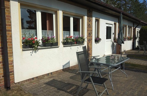 Mohlau Apartment | The apartment has approx. 40 square meters of living space, a bedroom with a double bed and en-suite bathroom and another room with a kitchenette.