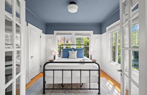 Hyde Park Apartment | The Adaline Room #6 - Stunning Hyde Park Apartment, 1st Floor, Steps to Bayshore