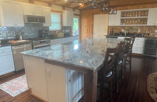 Del Rio House | The Aerie House + Bear's Den Cabin @ Bull Mountain