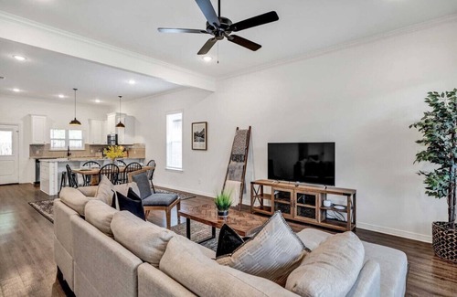 Tyler House | THE ALAMO HOUSE King size bed Fast internet!