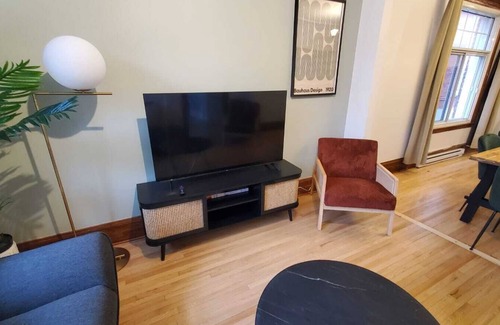 Youville Apartment | The Amaryllis | 2 Free Parking spots | 4 bedrooms | AC |