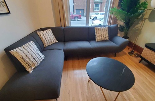 Youville Apartment | The Amaryllis | 2 Free Parking spots | 4 bedrooms | AC |