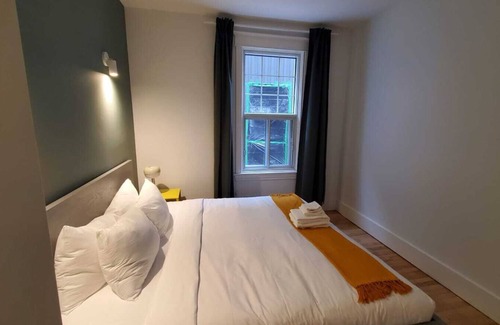 Youville Apartment | The Amaryllis | 2 Free Parking spots | 4 bedrooms | AC |