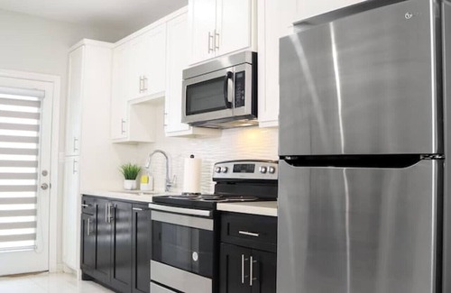 Edinburg Apartment | The Ambassador Suite