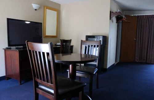 Watkins Glen Hotel | The Anchor Inn and Marina