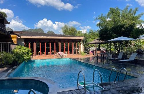 Ten Mile Gallery Hotel | The Apsara Lodge-Airport or TS Free pick-up over 3 nights