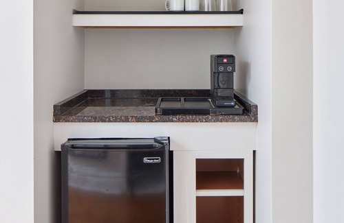 Gayborhood Apartment | The Arco powered by Sonder | Queen Suite