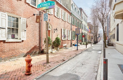 Gayborhood Apartment | The Arco powered by Sonder | Superior King Room
