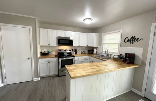 Center Point House | The Argonne/Stylish Contemporary Comfortable