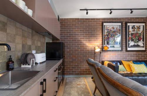Petersham House | The Art Haus - Retro-Chic Hideaway near Local Gems