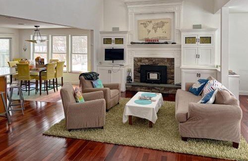Malletts Bay House | The Artist's Lakeside Hideaway