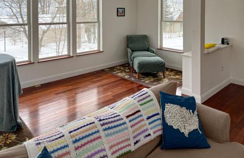 Malletts Bay House | The Artist's Lakeside Hideaway