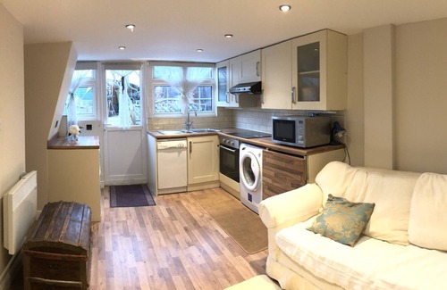 Woking House | The Artist’s Hideaway. Pet friendly