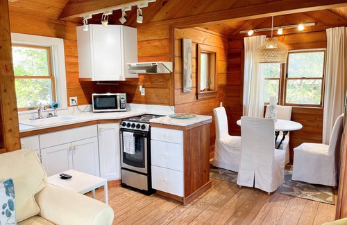 Ocracoke House | The Back House: Quaint two bedroom Ocracoke Island cottage