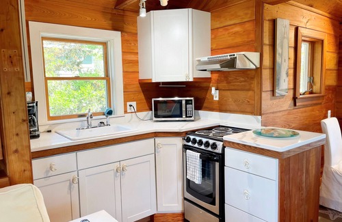 Ocracoke House | The Back House: Quaint two bedroom Ocracoke Island cottage