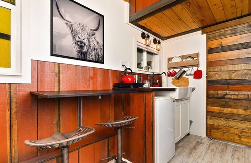Kerns Hotel | The Barn - Custom Tiny Home w/Barn Vibe