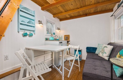 Kerns Hotel | The Beach - Custom Tiny Home w/Beach Vibe
