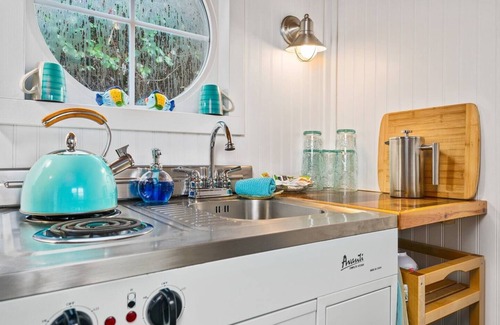 Kerns Hotel | The Beach - Custom Tiny Home w/Beach Vibe