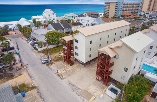 Holiday Beach Condo | The Beach & The Bum! 2-Min Walk to Sandy Beach!