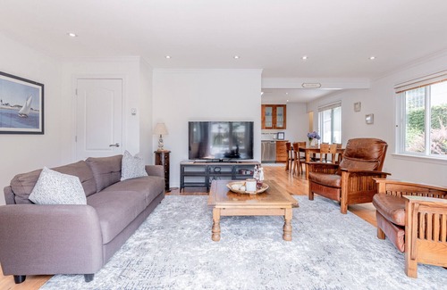 Surrey Cottage | The Beachside Cottage - 3 Bedroom | 2 Bathroom | home in Crescent Beach