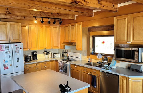 Pontiac Ski Chalet | The Beacon - Lakefront Log Home for Families, a quiet summer or winter paradise!