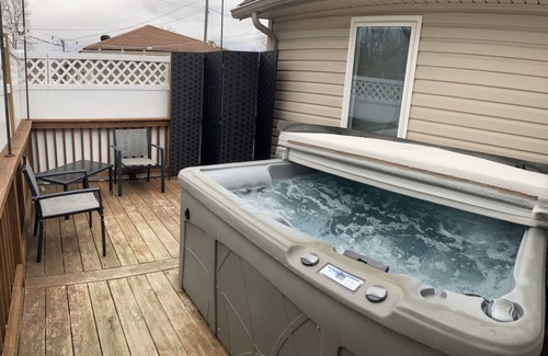 Aurora House | The Bear Cave w hot tub in the quaint village of Aurora