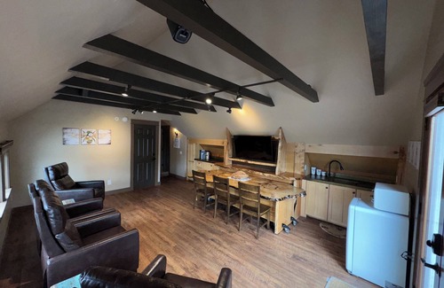 Friday Harbor Condo | The Bee Suite - Heart of Friday Harbor -1BR Condo, WiFi, AC, Walk to everything!