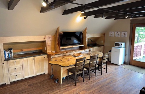 Friday Harbor Condo | The Bee Suite - Heart of Friday Harbor -1BR Condo, WiFi, AC, Walk to everything!