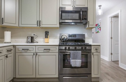 Joliet Apartment | *The Belltower Haven*Large*Family Friendly*Wi-Fi
