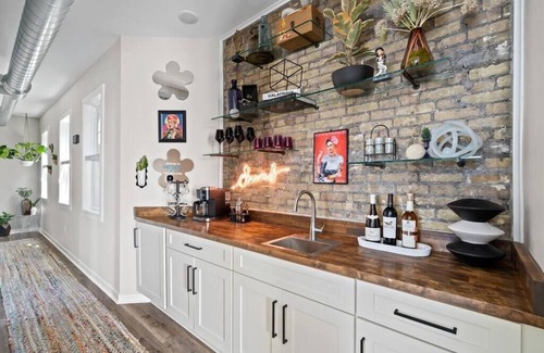Fifth Ward House | The Bentley - Frida's Reign, Heart of Walkers Point w/Garage,Yard