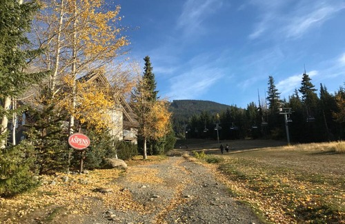 Upper Village Apartment | The Best Top Floor Ski-in/Ski-out at the Aspens
