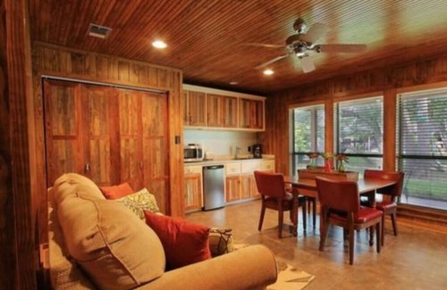Uvalde Bed & Breakfast | The Big Lazy Room with balcony