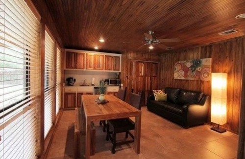 Uvalde Bed & Breakfast | The Big Lazy Room with balcony
