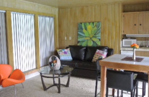 Uvalde Bed & Breakfast | The Big Lazy Room with balcony