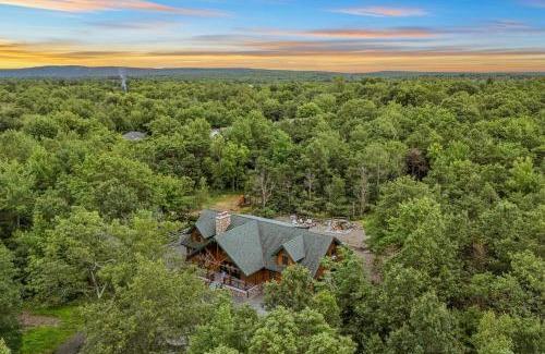 Long Pond House | The Bigwood Cabin by AvantStay Hot Tub Firepit Pool Table Private Yard
