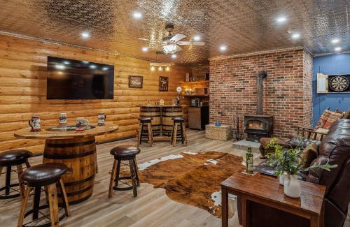 Long Pond House | The Bigwood Cabin by AvantStay Hot Tub Firepit Pool Table Private Yard