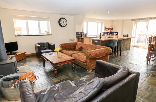 High Peak Cottage | THE BIKE SHED, pet friendly, with open fire in New Mills