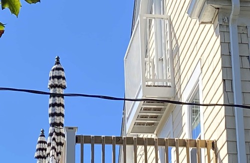 Somerset Apartment | The Bird House centrally located minutes from Providence, Newport, Bristol