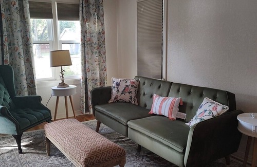 Carlsbad House | The Bird- Lovely 2 Bed Home in the Garden, Great Location