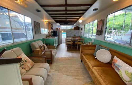 Downtown Knoxville House | The Black Dog. Houseboat In DT Knox