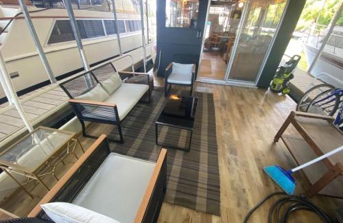 Downtown Knoxville House | The Black Dog. Houseboat In DT Knox