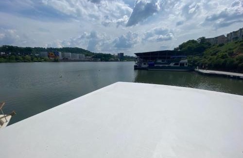 Downtown Knoxville House | The Black Dog. Houseboat In DT Knox