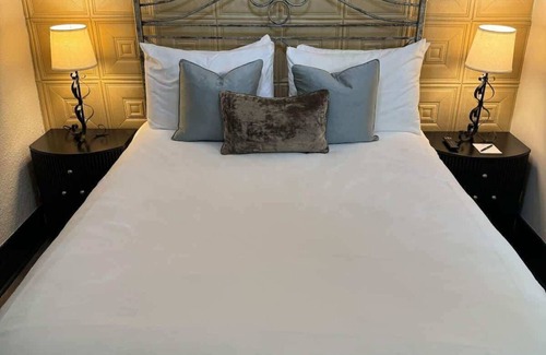 Bisbee Hotel | The Block Basic - Queen