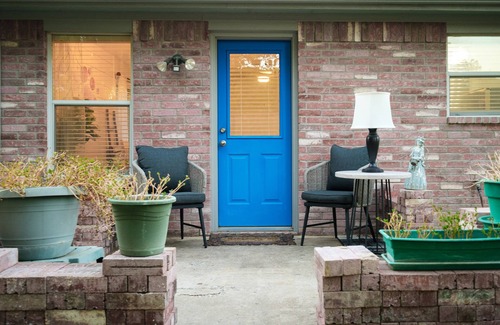 Irving House | The Blue Door Farmhouse at the Heart of Irving and minutes to Dallas Downtown