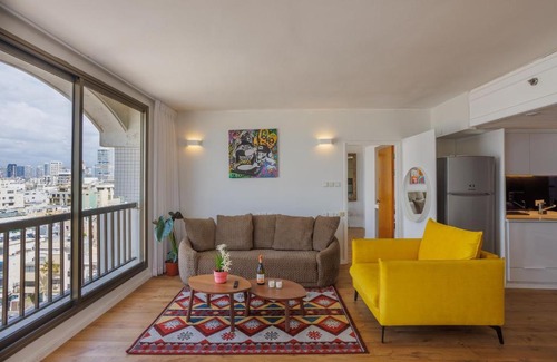 Tel Aviv Promenade Apartment | The Blue Lagoon With Pool On The Beach