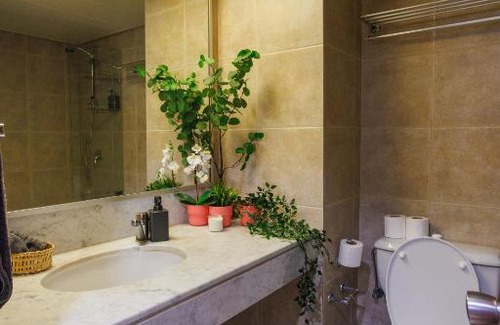 Tel Aviv Promenade Apartment | The Blue Lagoon With Pool On The Beach